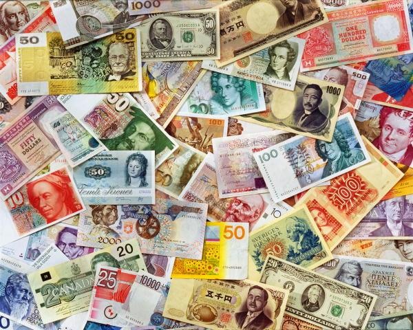 Названы рискующие исчезнуть валюты