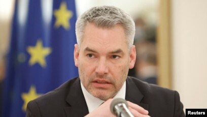 Канцлер Австрии назвал алкоголь решением при высокой инфляции