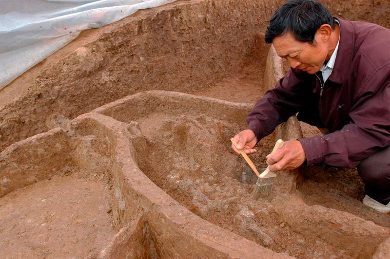 В КНР обнаружили фундамент зданий,построенных примерно 6 тыс. лет назад.